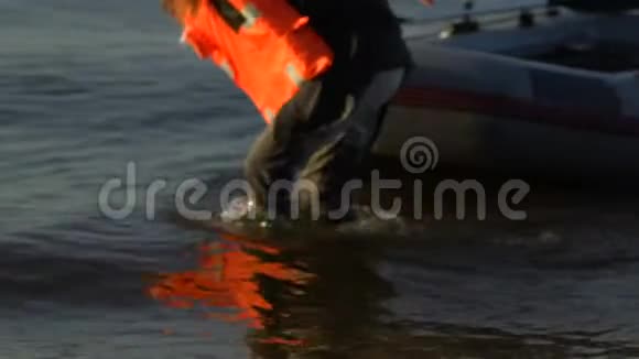拖着救生艇上岸的精疲力竭的女性沉船幸存了下来受害者悲剧视频的预览图