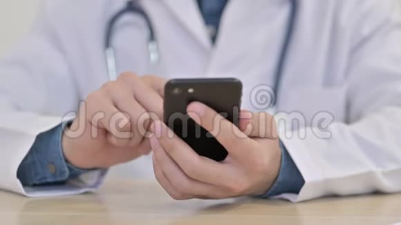 医生双手使用智能手机视频的预览图