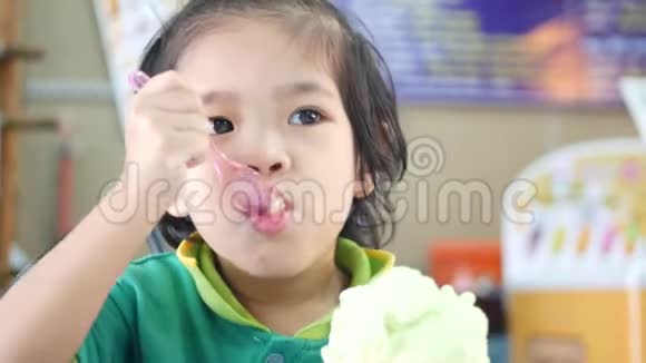 亚洲小女孩喜欢自己吃冰淇淋视频的预览图