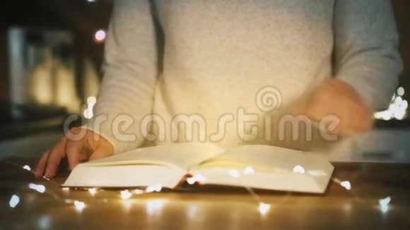 女人正在读一本神奇的书圣诞节概念视频的预览图