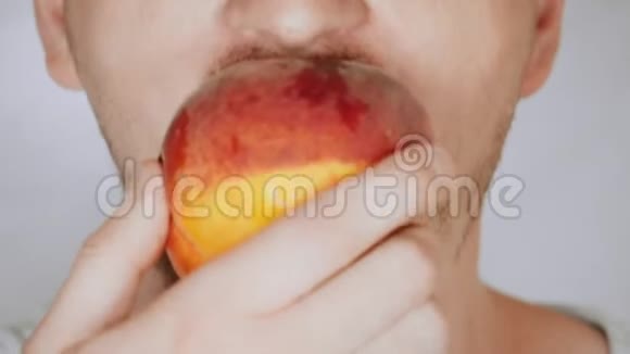 近脸美人吃红桃视频的预览图