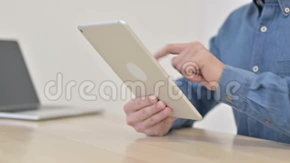 男性手在平板电脑上上网视频的预览图