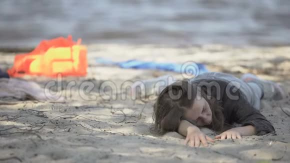 精疲力竭的女人躺在海滩上寻求帮助坠机幸存者视频的预览图