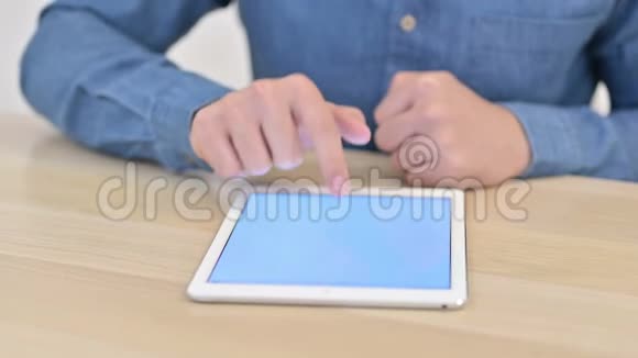 用数码平板电脑拉近男性的双手视频的预览图