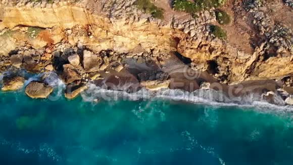 岩石海岸线和大海的俯视图视频的预览图