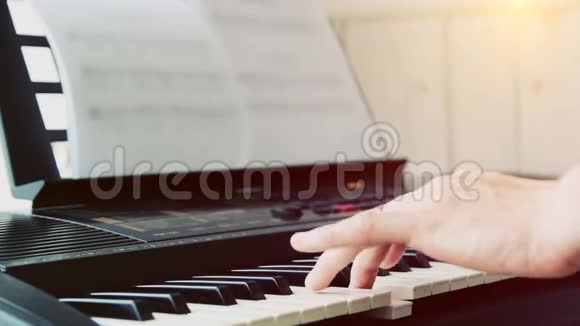 音乐演奏者的特写镜头他的手从侧面弹钢琴视频的预览图