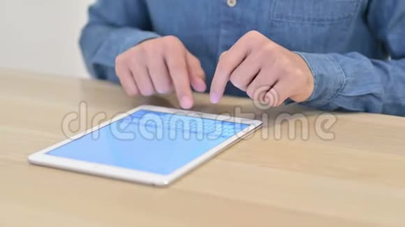 用男性手在平板电脑上合上书写视频的预览图