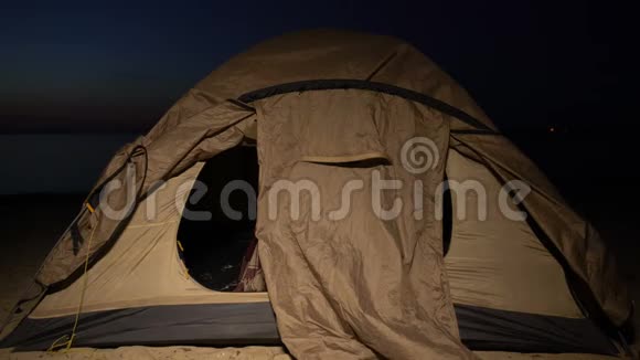 冻僵的女人坐在帐篷里难民营里的住宿条件不好不健康视频的预览图