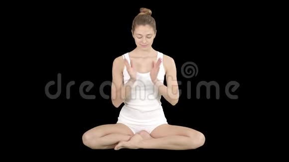 迷人的瑜伽士微笑着完成练习阿尔法频道视频的预览图