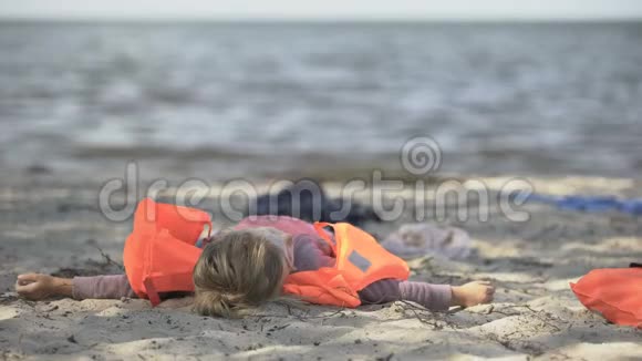 穿救生衣的小女孩躺在海滨自然灾害的幸存者视频的预览图