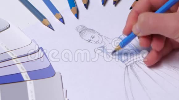 设计师的服装装饰一个蓝色的素描在桌布上的样品躺着关门视频的预览图