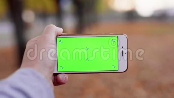 POV带有空白绿色屏幕色度的男性手提智能手机视频的预览图