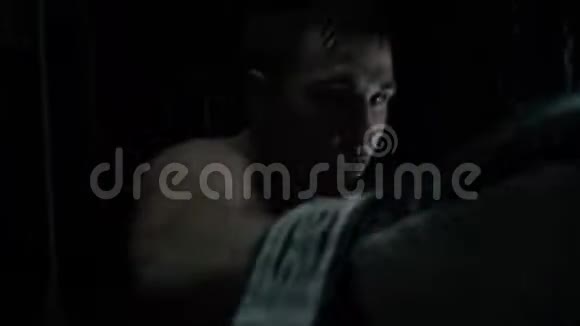 特写地下体育馆拳击运动员的镜头抖动视频的预览图