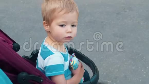 穿着婴儿车的孩子视频的预览图