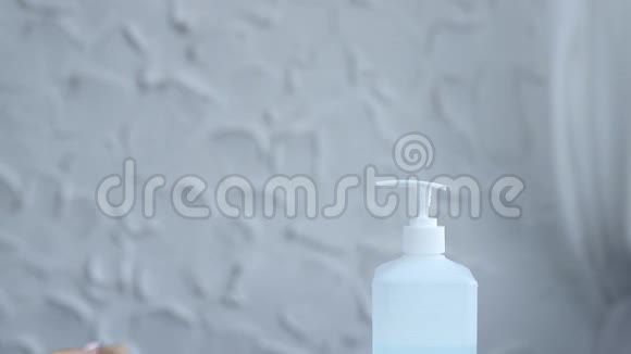 用洗手液凝胶封闭女性手部防止病毒传播视频的预览图