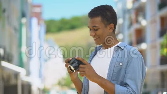 性格开朗的非裔美国人在户外拍照最喜欢的爱好视频的预览图