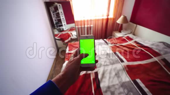 POV带有空白绿色屏幕色度的男性手提智能手机视频的预览图