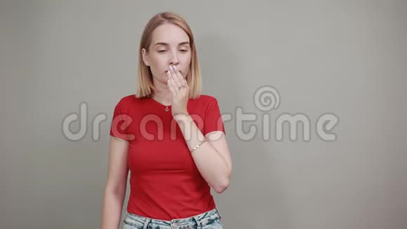 漂亮时髦的年轻女人双手交叉着睡在脸颊下视频的预览图