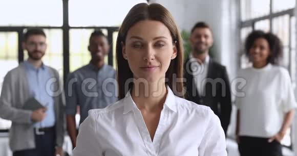 微笑迷人的女商界领袖看着镜头竖起大拇指视频的预览图