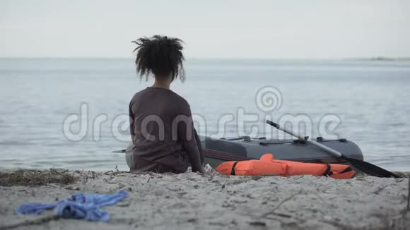 孤独的少女坐在船边在荒岛上遇难的幸存者视频的预览图