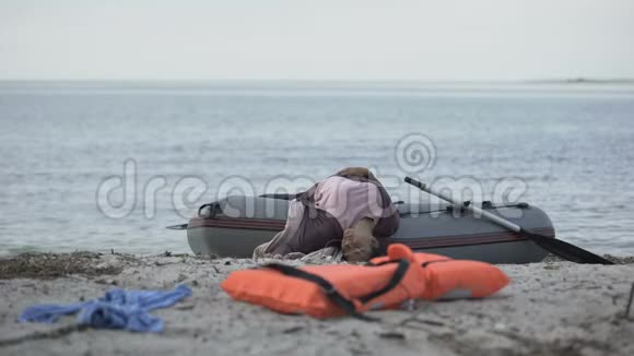 无意识女孩躺在靠近海滩的船上溺水游泳者沉船受害者视频的预览图
