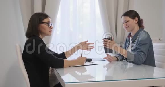 与女性专业心理治疗师心理学家社会工作者交谈的少女视频的预览图