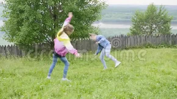 十几岁的女孩在草坪上做杂技车轮一起在大自然中行走视频的预览图