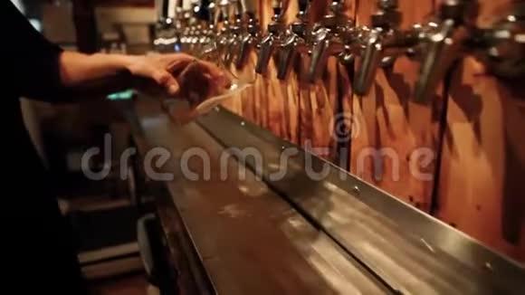 拉品脱酒吧工人的手视频的预览图