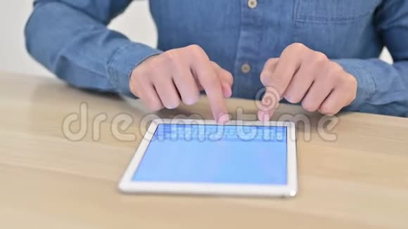 在平板电脑上关闭男性手打字视频的预览图