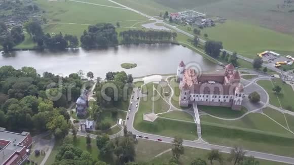 白俄罗斯和平号城堡的空中射击秋天美丽的米尔城堡鸟瞰从无人机上射击历史性的历史性历史视频的预览图