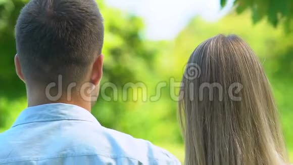 快乐的年轻情侣在公园拥抱和放松牢固的关系视频的预览图