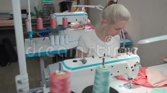 两名女裁缝缝制衣服的录像视频的预览图
