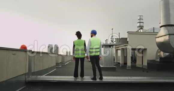 建筑工地屋顶上令人惊叹的建议非洲女工程师和她的搭档有一个非常好的建议视频的预览图