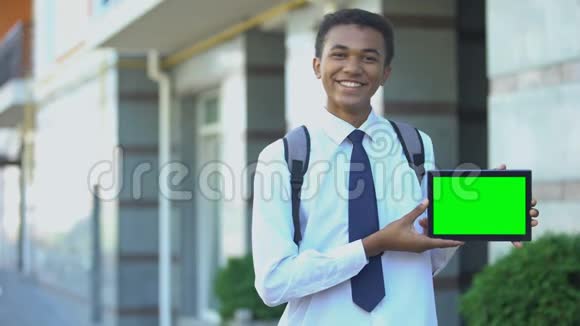 微笑混合种族高中显示绿色屏幕平板电脑教育应用程序视频的预览图