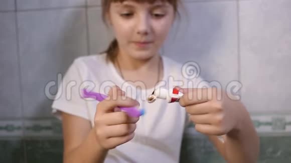 小女孩用刷子挤牙膏保健卫生防龋视频的预览图