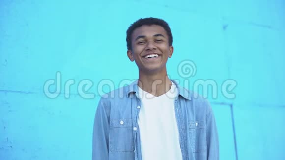 开朗的非裔美国少年在镜头前微笑对生活满意视频的预览图