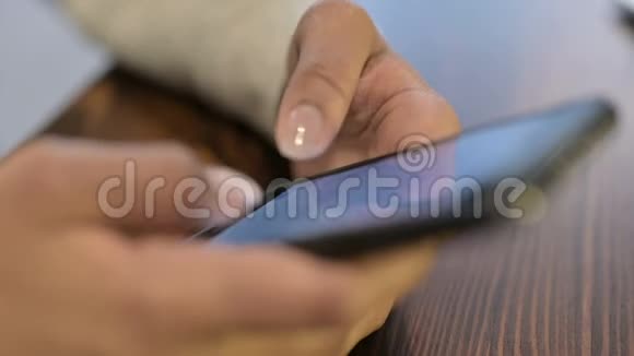美国黑人妇女用智能手机打字视频的预览图