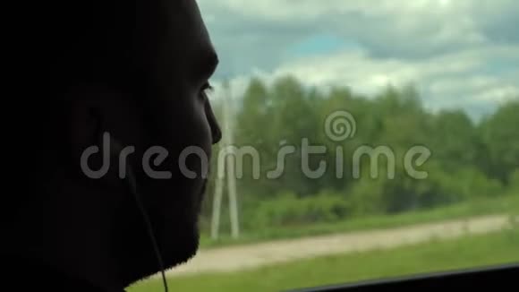 坐火车听音乐的帅哥视频的预览图