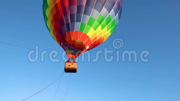 气球在晴朗的天空中飞行多种颜色的气球空气调节器视频的预览图