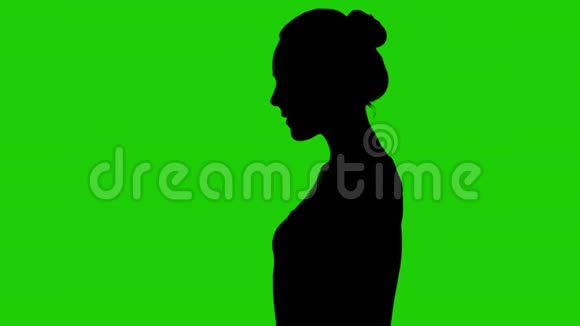 少女绿色背景下智能手机的剪影视频的预览图