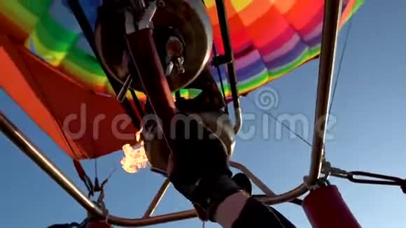 烧热气球燃烧器视频的预览图