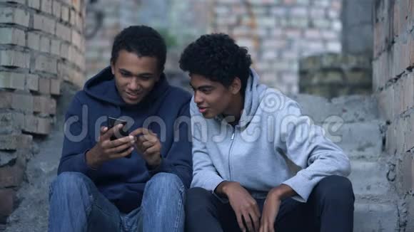 非洲青少年一起看智能手机照片玩得开心友谊视频的预览图