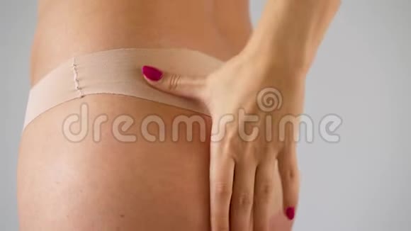 女性压缩臀部皮肤检查拉伸痕迹和脂肪团视频的预览图