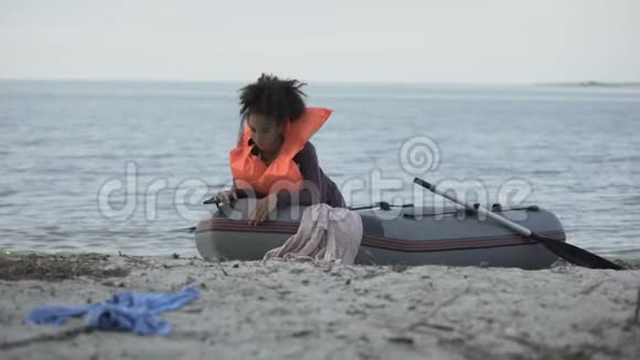 穿着救生衣的少女下船难民在海难中幸存视频的预览图