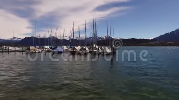 在美丽的山脉背景下游艇和船只视频的预览图