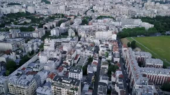 空中无人机拍摄的巴黎14e水库附近的公园蒙苏里斯视频的预览图