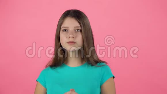 小雌性在粉红背景的工作室里很惊讶慢动作视频的预览图