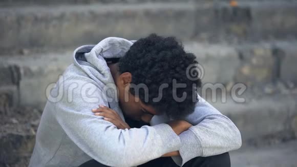 孤独的非洲男性青少年看相机经济危机青春期年龄问题视频的预览图