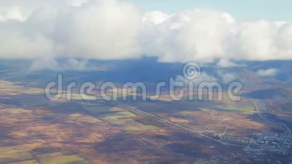 从飞机上看到雾中的秋景视频的预览图