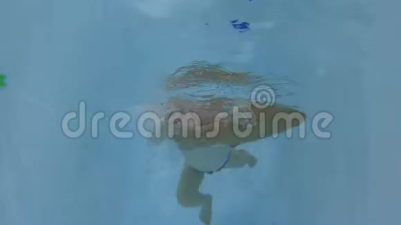 快乐的宝宝在游泳池的水下潜水宝贝学习游泳未编辑的水下录像视频的预览图